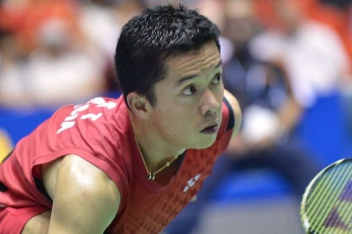        Pebulu tangkis Indonesia, Taufik Hidayat, berusaha mengembalikan kok dari rekan senegaranya, Simon Santoso, pada babak perempat final Jepang Terbuka di Tokyo, 21 September 2012.       