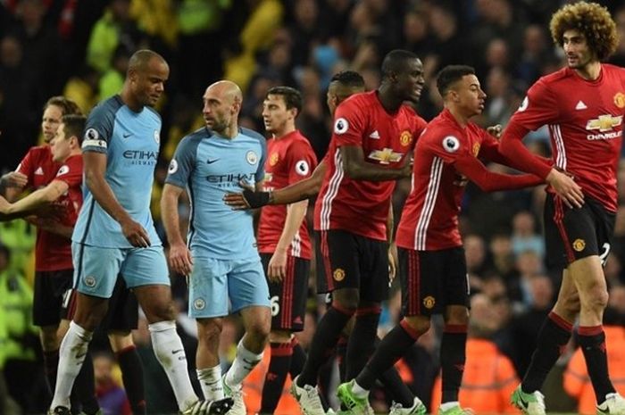 Gelandang Manchester United, Marouane Fellaini (kanan), meninggalkan lapangan setelah menerima kartu merah dalam pertandingan Premier League melawan Manchester City di Stadion Etihad, pada 27 April 2017. 