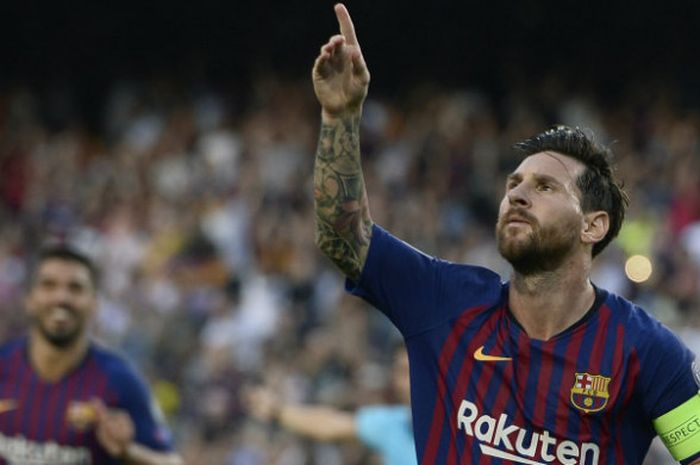   Kapten Barcelona, Lionel Messi, melakukan selebrasi seusai mencetak gol ke gawang PSV Eindhoven dalam partai Liga Champions di Camp Nou, Selasa (18/9/2018)   