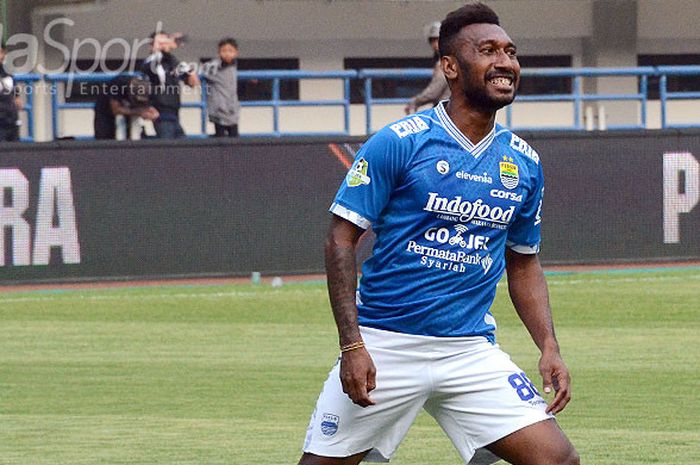  Striker Persib Bandung, Patrich Wanggai, saat tampil melawan Sriwijaya FC pada laga pekan ke-19 di Stadion Gelora Bandung Lautan Api, Bandung, pada Sabtu (4/8/2018). 