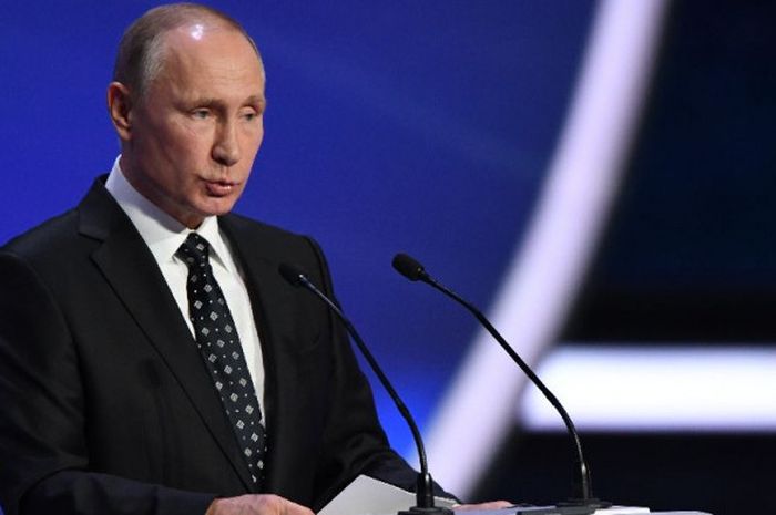 Presiden Rusia, Vladimir Putin, memberikan pidato jelang undian fase grup Piala Dunia 2018 di State Kremlin Palace, Moskwa, 1 Desember 2017.