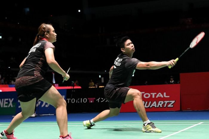 Pasangan ganda campuran Indonesia, Praveen Jordan/Melati Daeva Oktavianti, mengembalikan kok ke arah Robin Tabeling/Cheryl Seinen (Belanda) pada laga babak pertama Japan Open 2018 yang berlangsung di di Musashino Forest Sport Plaza, Selasa (11/9/2018).