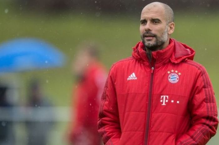   Pelatih Bayern Muenchen, Pep Guardiola, mendampingi anak asuhnya dalam sesi latihan di Muenchen, Jerman, 3 Februari 2016.  