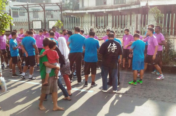 Skuat Sriwijaya FC saat melakukan latihan di depan Hotel Aston, Solo, Minggu (4/2/2018).