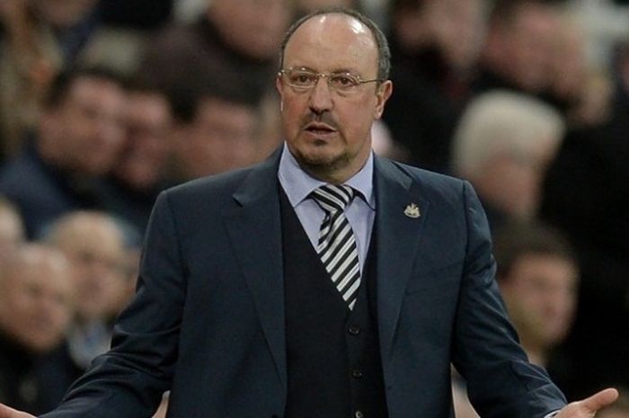 Manajer Newcastle United, Rafael Benitez, menyaksikan laga Premier League antara timnya dan Manchester City di St James' Park, Selasa (19/4/2016) waktu setempat. 