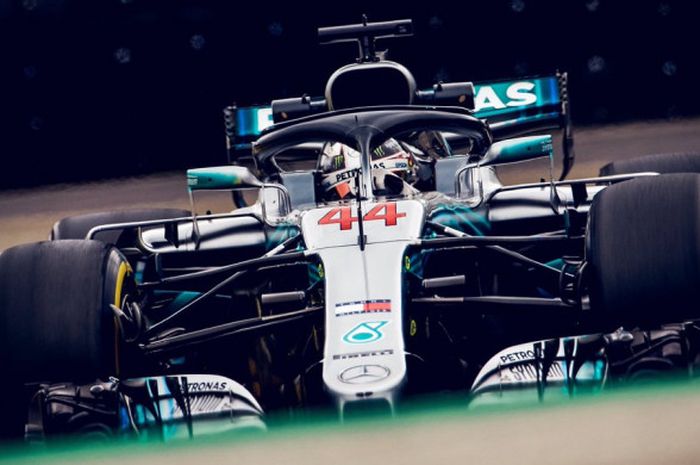 Aksi Lewis Hamilton (Mercedes) saat tampil di Aut&oacute;dromo Jos&eacute; Carlos Pace dalam sesi balapan F1 GP Brasil 2018, Minggu (12/11/2018) waktu setempat.