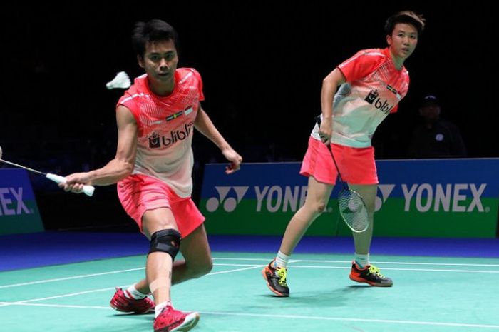 Pasangan ganda campuran Indonesia, Tontowi Ahmad/Liliyana Natsir, mengembalikan kok ke arah Hafiz Faisal/Gloria Emanuelle Widjaja, pada laga babak kedua All England 2018 yang berlangsung di Arena Birmingham, Inggris, Kamis (15/3/2018).