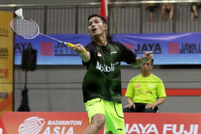 Pemain tunggal putra Indonesia, Gatjra Piliang Fiqihilahi Cupu, saat menjalani pertandingan melawan wakil Singapura, Jia Wei Joel Koh, pada partai kesatu babak perempat final Kejuaraan Asia Junior di Jaya Raya Sports Hall Training Center, Jakarta, Senin (24/7/2017). Gatjra menang dengan skor  12-21, 21-10, 21-15.