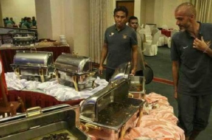 Timnas sepakbola Indonesia tidak kebagian makanan di Malaysia. 