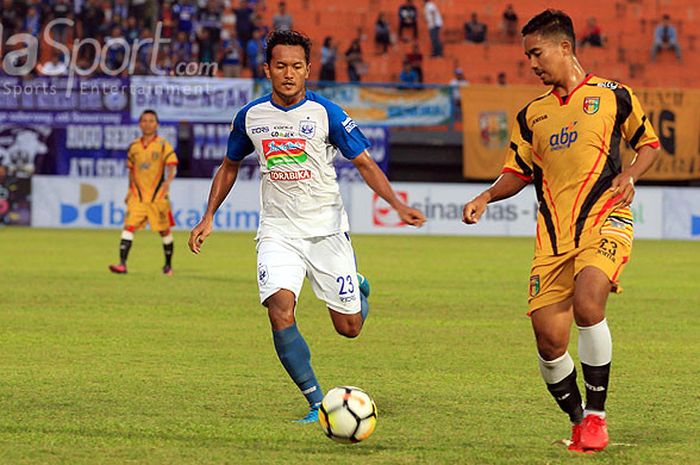 Bek PSIS Semarang, Gilang Ginarsa (kiri), mengawal pergerakan pemain Mitra Kukar pada laga lanjutan babak penyisihan Grup A Piala Gubernur Kaltim 2018 di Stadion Segiri Samarinda, Kalimantan Timur, Minggu (25/02/2018) sore.