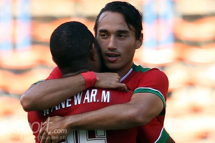  Dua pemain Timnas U-22 Indonesia, Ezra Walian dengan Marinus Wanewar, berpelukan setelah Ezra mencetak gol ke gawang Kamboja di SEA Games 2017. 