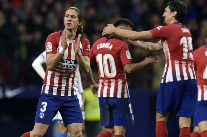  Bek Atletico Madrid, Filipe Luis (kiri), saat merayakan gol yang ia cetak ke gawang Real Sociedad dalam laga La Liga Spanyol 2018-2019 di Stadion Wanda Metropolitano, Madrid, Spanyol, pada Sabtu (27/10/2018). 