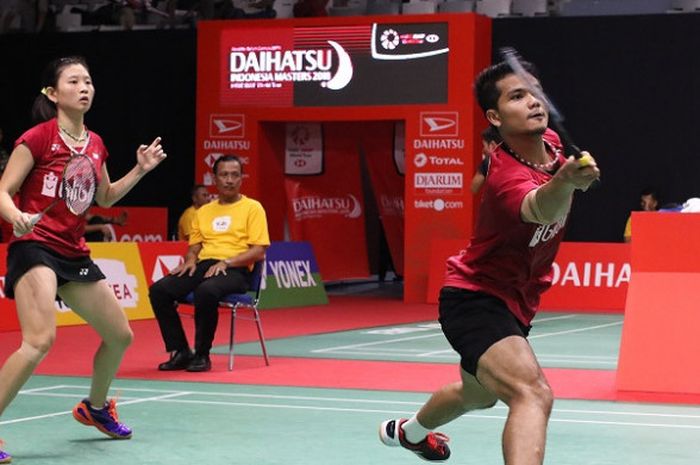 Pasangan ganda campuran Indonesia, Ricky Karanda Suwardi/Debby Susanto, mengembalikan kok ke arah Lee Chun Hei Reginald/Chau Hoi Wah (Hong Kong) pada babak pertama Indonesia Masters yang berlangsung di Istora Senayan, Jakarta, Selasa (23/1/2018).