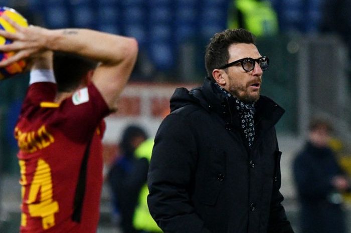 Ekspresi pelatih AS Roma, Eusebio Di Francesco (kanan), dalam laga Liga Italia kontra Benevento di Stadion Olimpico, Roma, pada 11 Februari 2018.