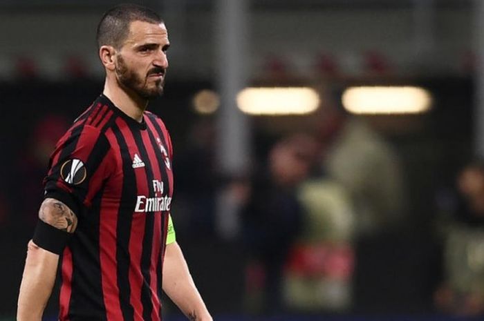 Ekspresi lesu kapten AC Milan Leonardo Bonucci setelah timnya dikalahkan Arsenal dalam partai Liga Europa di Stadion San Siro, Milan, 8 Maret 2018.