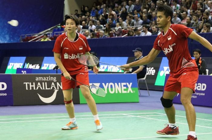 Pasangan ganda campuran Indonesia, Tontowi Ahmad/Liliyana Natsir, mengembalikan kok ke arah Tan Kian Mei/Lai Pei Jing (Malaysia) pada perempat final Prancis Terbuka 2017 yang berlangsung di Stade Pierre de Coubertin, Paris, Jumat (27/10/2017).