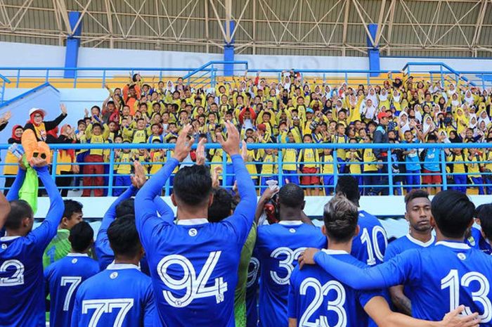 Ratusan siswa SD Negeri Prakarsa Nugraha, Bandung, memberikan semangat untuk para pemain  Persib di Lapangan Sport Jabar Arcamanik, Bandung, Kamis (27/9/2018).