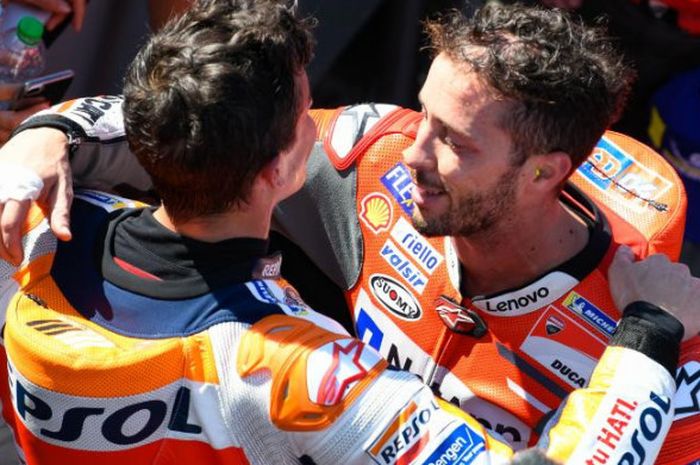 Marc Marquez dan Andrea Dovizioso berpelukan setelah balapan MotoGP San Marino di Sirkuit Misano, San Marino, Minggu (9/9/2018).