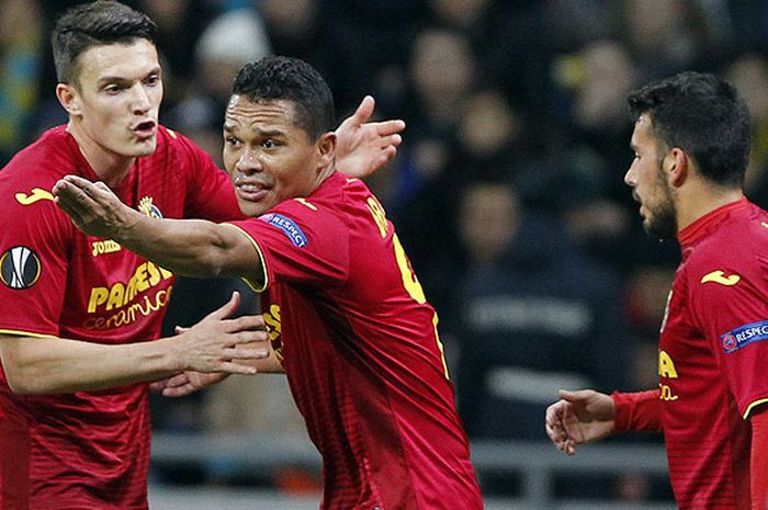 Ekspresi striker Villarreal, Carlos Bacca (tengah), saat melakukan protes saat melawan Astana dalam laga lanjutan Grup A Liga Europa 2017-2018 di Astana, pada 23 November 2017.