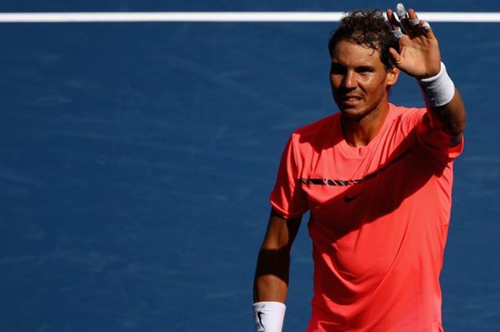 Petenis Spanyol, Rafael Nadal, melambaikan tangan ke arah penonton seusai memenangi laga atas Alexandr Dolgopolov (Ukraina), pada babak keempat turnamen AS Terbuka yang berlangsung di Arthur Ashe Stadium, Flushing Meadows, New York, Amerika Serikat (AS), Senin (4/9/2017) malam waktu setempat atau Selasa dini hari WIB. Nadal menang dengan skor 6-2, 6-4, 6-1.