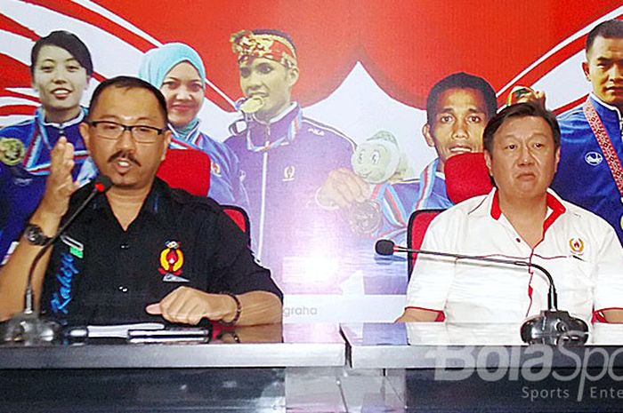 Wakil Ketua II KONI Jabar, Verdia Yosef (Kiri) bersama Sekretaris Umum KONI Jabar, Gianto Hartono saat konferensi pers di Gedung KONI Jabar, Rabu (31/1/2018).