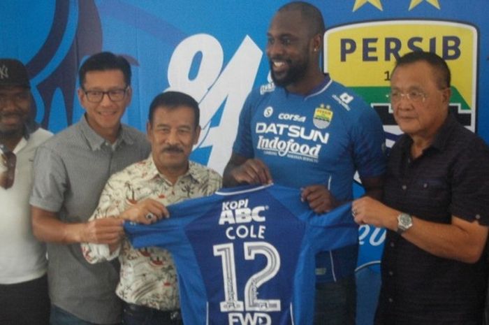 Striker anyar Persib Bandung, Carlton Cole (biru), berfoto dengan jajaran direksi PT Maung Bandung Bermartabat di Graha Persib, Kamis (30/3/2017).