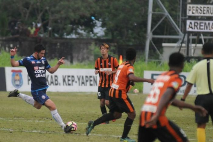 Gelandang Arema FC, Ahmet Atayew mencoba melepaskan sepakan ke arah pertahanan Perseru dalam laga lanjutan Liga 1 musim 2017 di Stadion Marora, Jumat (29/9/2017). 