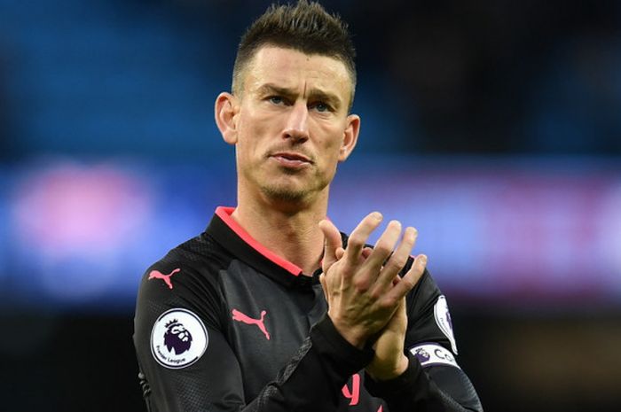 Bek sekaligus kapten Arsenal, Laurent Koscielny, memberikan aplaus kepada pendukung timnya seusai pertandingan Liga Inggris 2017-2018 menghadapi Manchester City di Stadion Etihad, Manchester, Inggris, pada 5 November 2017.