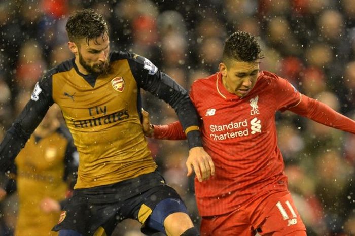 Duel antara Olivier Giroud (kiri) dan Roberto Firmino dalam laga Liverpool FC vs Arsenal di Stadion Anfield, Liverpool, pada 13 Januari 2016.