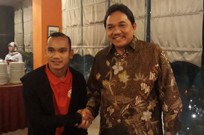 Presiden Madura United, Achsanul Qosasih, bersama dengan pemain Persija Jakarta, Riko Simanjuntak dalam acara APPI Footballer of The Month, Rabu (9/5/2018).