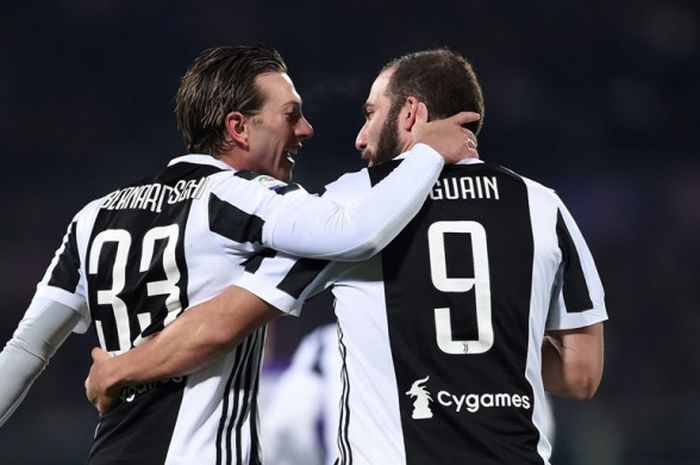 Pemain Juventus, Federico Bernardeschi (kiri), merayakan golnya bersama Gonzalo Higuain dalam laga Liga Italia kontra Fiorentina di Stadion Artemio Franchi, Florence, pada 9 Februari 2018.