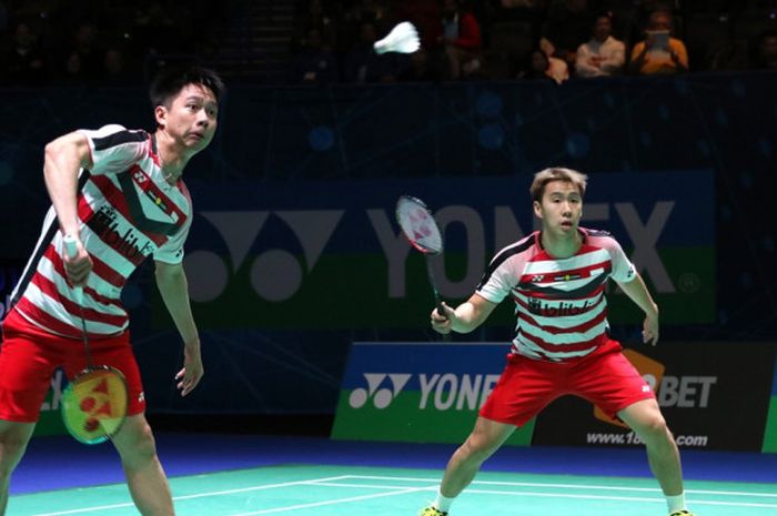 Pasangan ganda putra nasional Indonesia, Marcus Fernaldi Gideon/Kevin Sanjaya Sukamuljo, mengembalikan kok dari lawan mereka, Ong Yew Sin/Teo Ee Yi, pada laga babak kedua turnamen All England Open 2018 di Arena Birmingham, Birmingham, Inggris, Kamis (15/3/2018). 