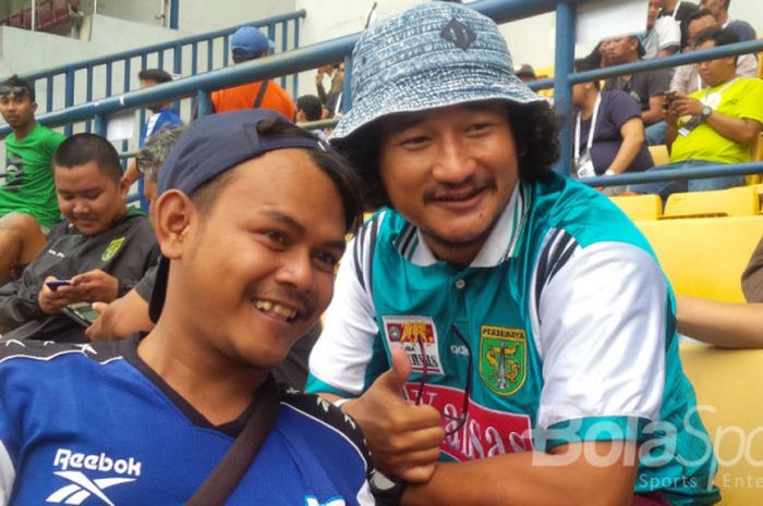 Isa Bajaj (komedian) menyaksikan langsung final Liga 2 antara Persebaya kontra PSMS di Stadion GBLA, Kota Bandung, Selasa (28/11/2017).