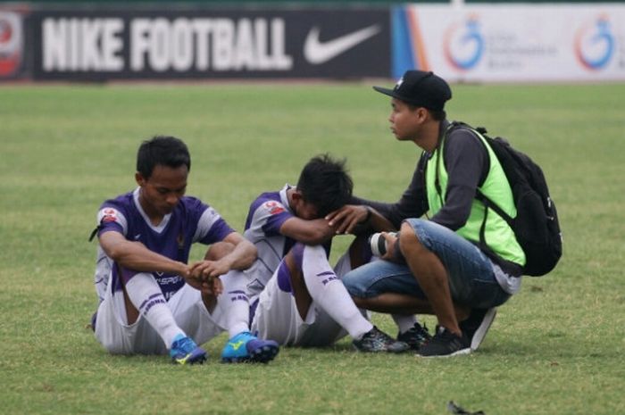 Kesedihan dua pemain Persik Kediri seusai dikalahkan PSIR Rembang pada laga pamungkas Grup F Play-off Liga 2 musim 2017 di Stadion Gelora Delta, Sidoarjo, Selasa (17/10/2017) sore. 