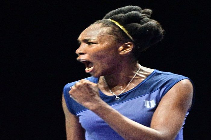 Petenis tunggal putri Amerika Serikat, Venus Williams, melakukan selebrasi setelah mengalahkan petenis Latvia, Jelena Ostapenko, pada ajang WTA Finals Singapore, Selasa (24/10/2017).