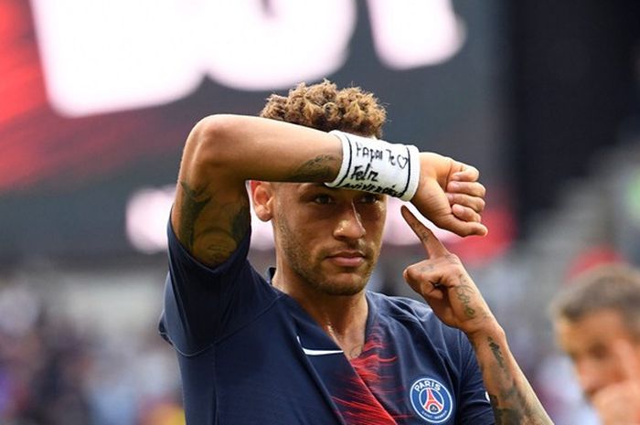 Penyerang Paris Saint-Germain, Neymar, merayakan gol yang dicetak ke gawang Angers dalam laga Liga Prancis di Stadion Parc des Princes, Paris pada 25 Agustus 2018.