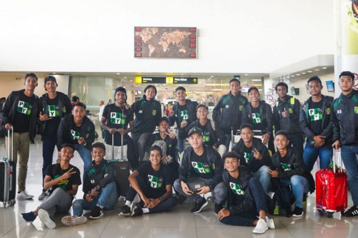 20 Pemain Persebaya U-19 Berfoto Bersama di Bandara Internasional Juanda, Surabaya, Sebelum bertolak ke Perth, Australia