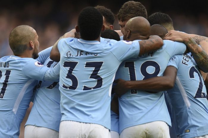 Para pemain Manchester City merayakan gol yang dicetak Leroy Sane ke gawang Stoke City dalam laga Liga Inggris 2017-2018 di Stadion Etihad, Manchester, Inggris, pada Sabtu (14/10/2017).