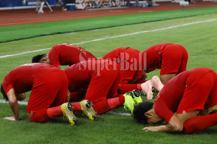     Sejumlah pemain Timnas U-19 Indonesia bersujud untuk merayakan gol Witan Sulaeman ke gawang Timnas U-19 Uni Emirat Arab dalam laga terakhir Grup A Piala Asia U-19 2018 di Stadion Utama Gelora Bung Karno, Jakarta, Rabu (24/10/2018) malam WIB.    