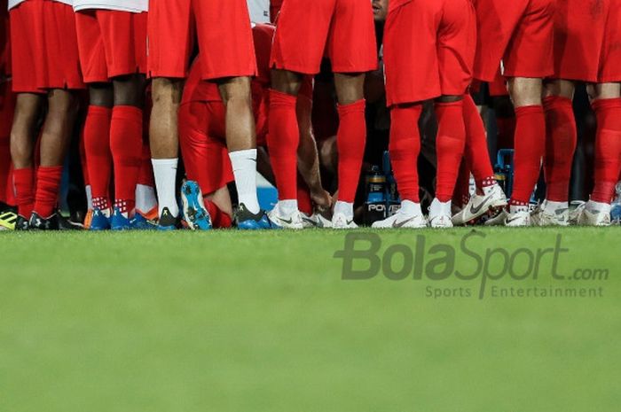 Para pemain Inggris berkumpul saat drama adu penalti melawan Kolombia di babak 16 besar Piala Dunia 2018 di Stadion Spartak, Moskow, 3 Juli 2018.