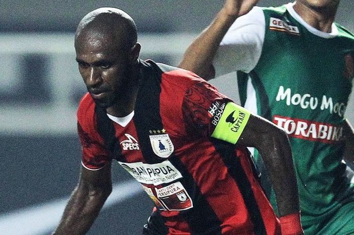 Aksi striker Persipura, Boas Salossa, saat melawan PS TNI dalam laga lanjutan Torabika Soccer Champi