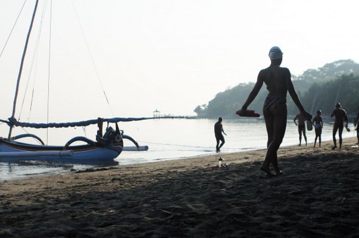 Pelatihan nasional triatlon jelang Asian Games 2018 di kawasan Pasir Putih, Situbondo, Jawa Timur.