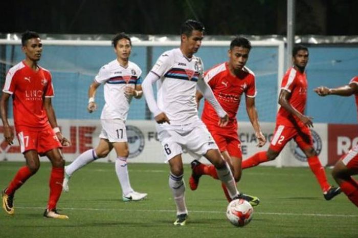 Winger Warriors FC, Ridhuan Muhamad (depan) berusaha melewati para pemain bertahan Home United pada laga Liga Singapura 2017 di Stadion Jalan Besar, Selasa (25/7/2017) malam. 