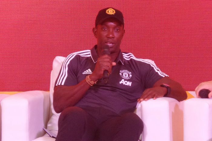 Striker legendaris Manchester United, Dwight Yorke (kedua dari kanan), hadir dalam acara Danamon Festival di Atrium Mall Kota Kasablanka, Jakarta, pada Jumat (4/8/2017).