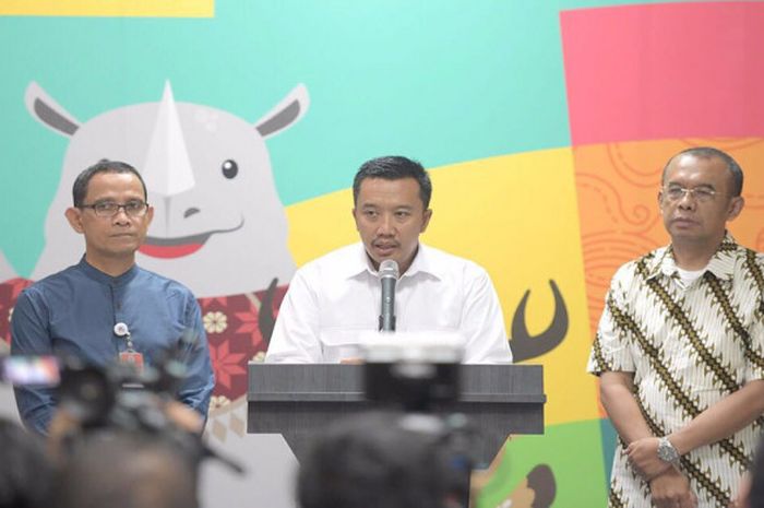 Menpora Imam Nahrawi (tengah), saat sedang memberikan pernyataan di Media Center Kemenpora, Senayan, Jakarta, Jumat (28/7/2017).