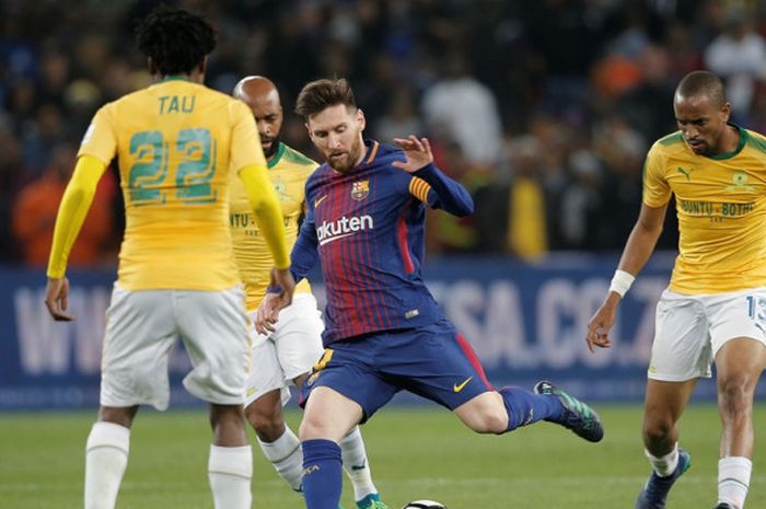  Megabintang FC Barcelona, Lionel Messi (kedua dari kanan), beraksi dalam laga perayaan ulang tahun ke-100 Nelson Mandela kontra Mamelodi Sundowns di Stadion FNB Soccer, Durban, Afrika Selatan pada 16 Mei 2018. 