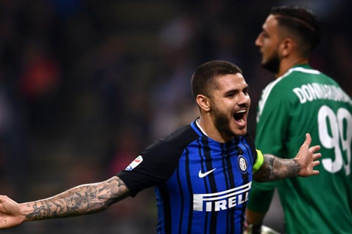 Kapten Inter Milan, Mauro Icardi, merayakan gol yang dia cetak ke gawang AC Milan dalam laga Liga Italia di Stadion Giuseppe Meazza, Milan, pada 15 Oktober 2017.