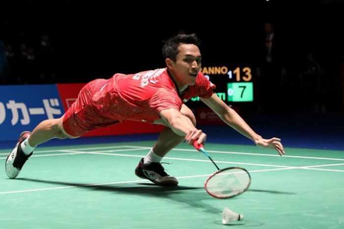  Pebulu tangkis tunggal putra Indonesia, Jonatan Christie, mengembalikan kok ke arah HS Prannoy (India) pada babak pertama Japan Open 2018 di Musashino Forest Sport Plaza, Tokyo, Jepang, Selasa (11/9/2018). 