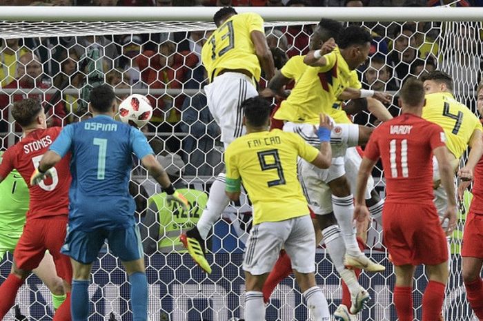 Momen bek Kolombia, Yerry Mina, mencetak gol untuk menyamakan skor pada waktu normal dalam laga melawan Inggris di babak 16 besar Piala Dunia 2018, 3 Juli 2018 di Spartak Stadium, Moskow.