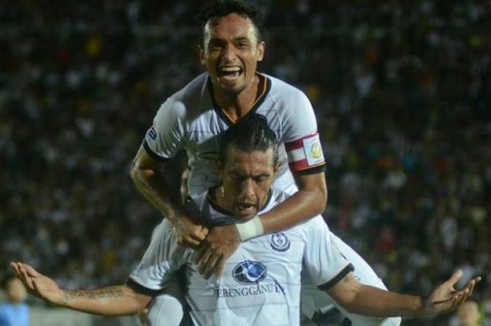  Gustavo Lopez (depan) merayakan golnya, saat Terengganu FA menang, 1-0, atas Penang FA, di Stadion Sultan Mizan Zainal Abidin, Kuala Terengganu, Sabtu (13/2/2016). 